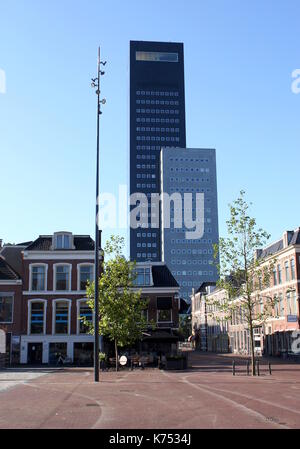 115m de haut (Achmeatoren tour Achmea) bureaux de la compagnie d'assurance. Plus haut bâtiment de Leeuwarden, Frise, Pays-Bas. Banque D'Images