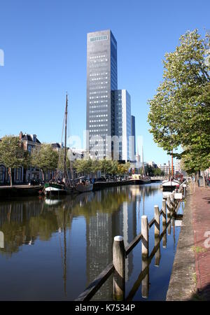 Toits de Leeuwarden, Frise, Pays-Bas avec Achmeatoren gratte-ciel. Vu de Willemskade canal. Banque D'Images