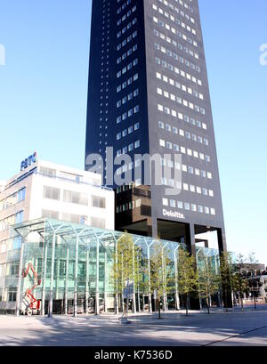 115m de haut (Achmeatoren tour Achmea) bureaux de la compagnie d'assurance. Plus haut bâtiment de Leeuwarden, Frise, Pays-Bas. Banque D'Images