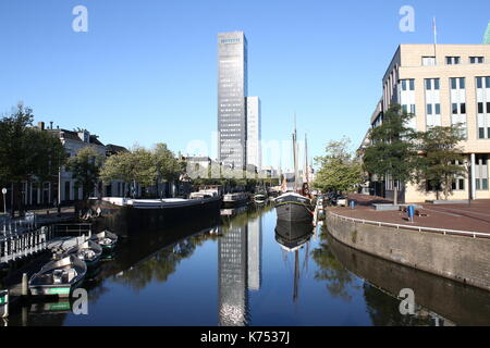 L'ancien et le nouveau skyline de Leeuwarden, Frise, Pays-Bas avec Achmeatoren gratte-ciel. Vu de Willemskade canal. Banque D'Images