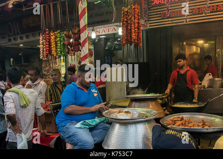 L'image d'un fournisseur alimentaire préparer eatables comme musulmans rompre leur jeûne du Ramadan à Ramzan ou Miinara Masjid dans Pydhonie ; Bombay Mumbai Banque D'Images