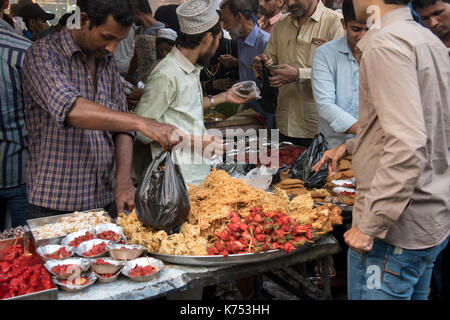 L'image d'un vendeur de nourriture eatables vente comme musulmans rompre leur jeûne du Ramadan à Ramzan ou Miinara Masjid dans Pydhonie ; Bombay Mumbai Banque D'Images