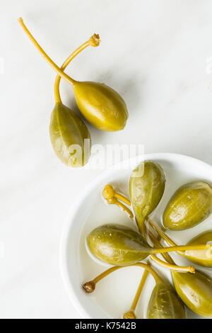 Petits fruits marinés caper sur table de cuisine. Banque D'Images