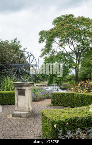 Globe sculpture dans le jardin du millénaire Université de Nottingham Banque D'Images