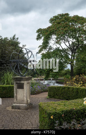 Globe sculpture dans le jardin du millénaire Université de Nottingham Banque D'Images