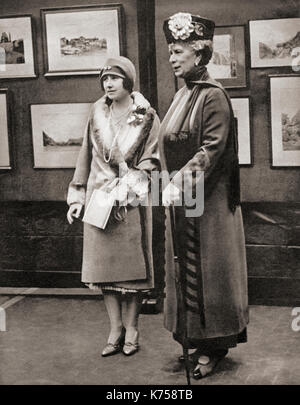 La Reine Marie et sa belle-fille, la Duchesse de York au Victoria and Albert Museum, Londres, Angleterre en 1928. Mary de Teck, 1867 -1953. Reine du Royaume-Uni et impératrice des Indes en tant qu'épouse d'King-Emperor George V. de la duchesse d'York, future reine Elizabeth, la Reine Mère. Elizabeth Angela Marguerite Bowes-Lyon, 1900 - 2002. Épouse du roi George VI et mère de la reine Elizabeth II. Le Livre de couronnement du roi George VI et La Reine Elizabeth, publié 1937. Banque D'Images