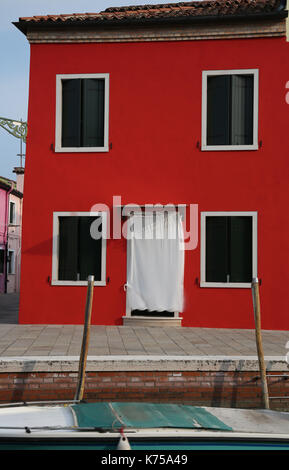 Red House sur l'île de Burano près de Venise en Italie du nord Banque D'Images