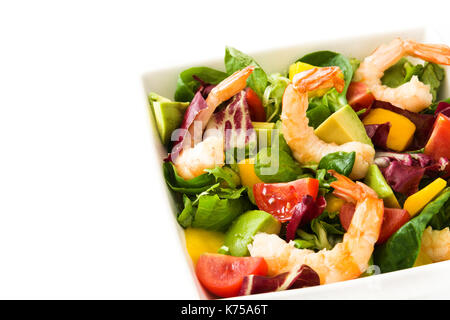 Salade de crevettes à la mangue et d'avocat isolé sur fond blanc Banque D'Images