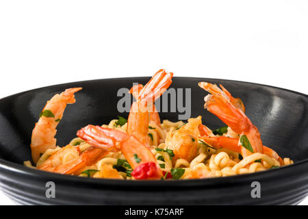 Les nouilles et les crevettes avec légumes en noir isolé bol Banque D'Images