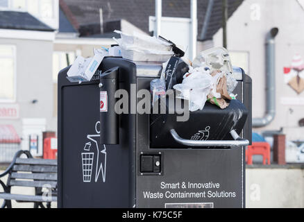 Alimentation solaire débordante bigbelly' 'corbeilles plein de poissons et des boîtes à puce ville côtière en Angleterre. uk Banque D'Images