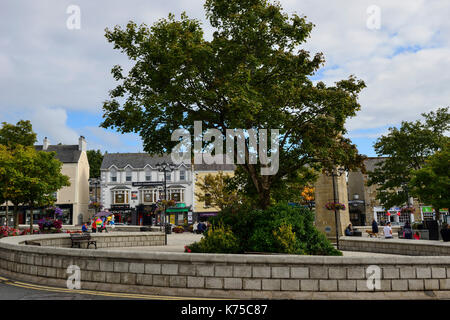 Boutiques et restaurants autour du diamant dans la ville de Donegal, comté de Donegal, en République d'Irlande Banque D'Images