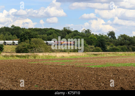 Le train de marchandises de l'EWS transportant des wagons de ciment château à travers la campagne britannique. 66117 Banque D'Images