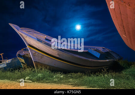 Bateaux abandonnés utilisés par les immigrants pour atteindre les côtes de la Sicile de l'Afrique, de Porto Palo, Italie Banque D'Images