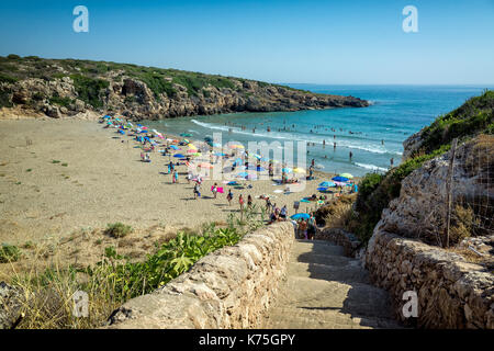 Vue de la plage de Vendicari, Calamosche en Sicile - Touristes, familles, des chaises longues et des parasols sur les jours chauds d'été Banque D'Images