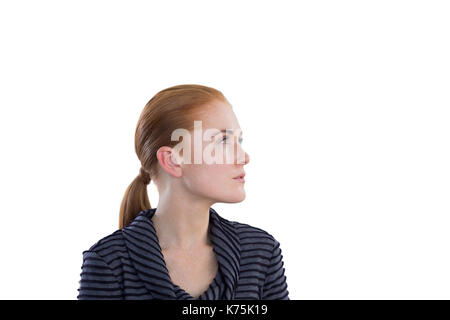 Close up of young businesswoman looking envisagée à l'extérieur contre fond blanc Banque D'Images