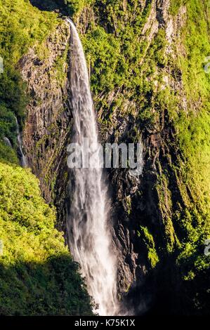 La France, l'île de la réunion, parc national, classé au Patrimoine Mondial par l'UNESCO, le cirque de Salazie, Trou de fer cascade vu depuis le promontoire de la forêt d'BŽlouve sur le sentier de randonnée partant du village de Salazie, le trou de fer est une dépression géologique du massif du Piton des Neiges située dans le nord-est de l'île Banque D'Images