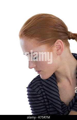 Close up of young businesswoman looking envisagée contre le bas fond blanc Banque D'Images