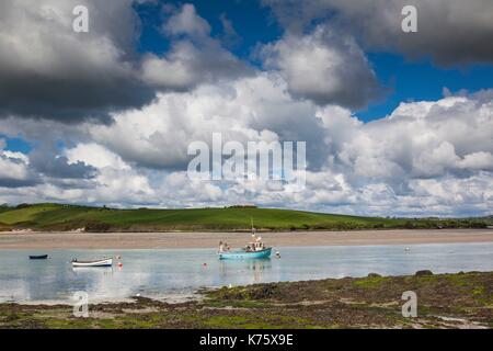 L'Irlande, dans le comté de Cork, anneau, bateaux de pêche sur la baie de Clonakilty Banque D'Images