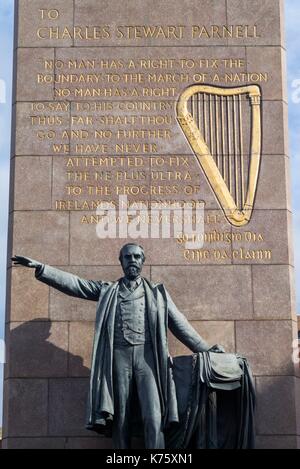 L'Irlande, Dublin, O'Connell Street, Charles Stewart Parnell statue Banque D'Images