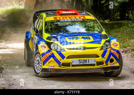 2012 Ford Fiesta r5 m-sport voiture de rallye wrc sur la scène de la forêt avec chauffeur stephen petch au festival of speed 2017 goodwwod, Sussex, UK. Banque D'Images