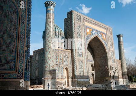 L'Ouzbékistan, Samarkand Province, Samarkand, inscrite au Patrimoine Mondial de l'UNESCO, la place Reghistan, la Madrasa Chir Dor Banque D'Images