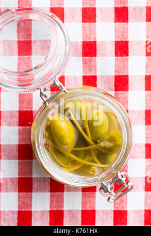 Caper marinés des baies en pot. Vue de dessus Banque D'Images