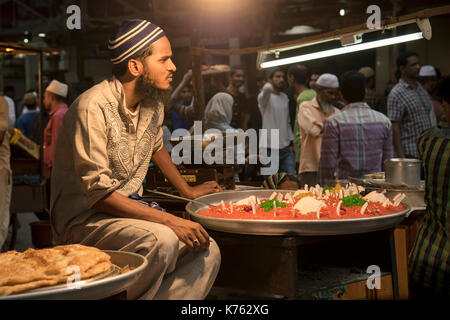 L'image d'un vendeur de nourriture eatables vente comme musulmans rompre leur jeûne du Ramadan à Ramzan ou Miinara Masjid dans Pydhonie ; Bombay Mumbai Banque D'Images