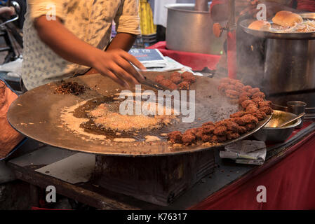 L'image d'un fournisseur alimentaire préparer légumes non eatables comme musulmans rompre leur jeûne du Ramadan à Ramzan ou Miinara Masjid dans Pydhonie ; Bombay Mumbai Banque D'Images