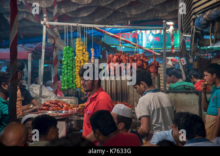 L'image d'un fournisseur alimentaire préparer légumes non eatables comme musulmans rompre leur jeûne du Ramadan à Ramzan ou Miinara Masjid dans Pydhonie ; Bombay Mumbai Banque D'Images