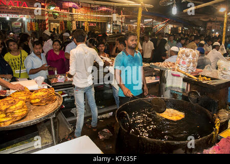 L'image d'un fournisseur d'aliments sucrés Malpua eatables préparer comme musulmans rompre leur jeûne du Ramadan à Ramzan ou Miinara Masjid dans Pydhonie ; Bombay Mumbai Banque D'Images