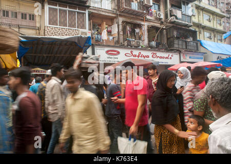 L'image de Public dans le jeûne du Ramadan à Ramzan ou Miinara Masjid dans Pydhonie ; Bombay Mumbai, Inde Banque D'Images