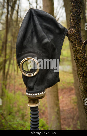 Russe authentique effrayant masque à gaz avec tuyau respiratoire abandonné dans les bois Banque D'Images