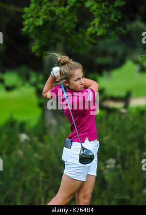 Adolescent enfant Junior jouer au golf en Angleterre Banque D'Images