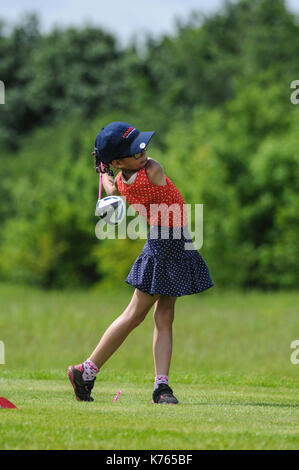 Adolescent enfant Junior jouer au golf en Angleterre Banque D'Images