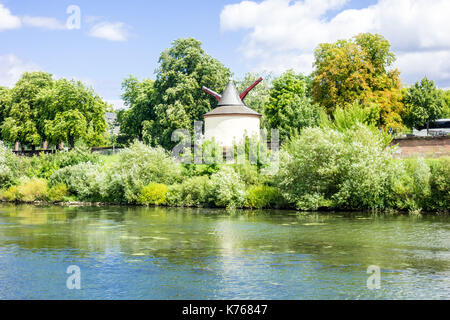 TRIER, ALLEMAGNE - 4ème Aug 17 : cette vieille vieille Grue ou Trèves Moselle grue a été construit en 1413 et utilisé pour transférer la cargaison de navires le long de la Moselle. Banque D'Images