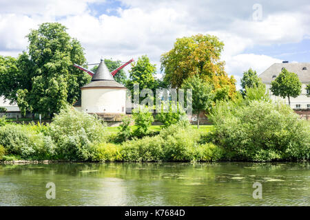 TRIER, ALLEMAGNE - 4ème Aug 17 : cette vieille vieille Grue ou Trèves Moselle grue a été construit en 1413 et utilisé pour transférer la cargaison de navires le long de la Moselle. Banque D'Images