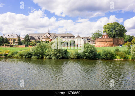 TRIER, ALLEMAGNE - 4ème Aug 17 : Hotel Klosterschenke est un hôtel 3 étoiles avec une vue sur la rivière de la Moselle, l'un des affluents du Rhin. Banque D'Images