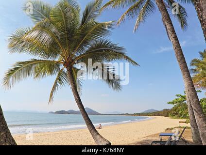 Un bonjour à la plage in tropical Palm Cove Queensland Australie Cairns via Banque D'Images