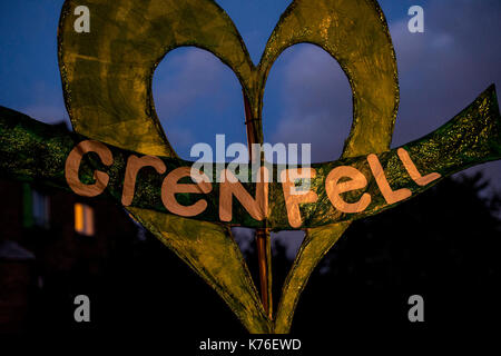 Une bannière au cours d'une marche silencieuse pour les victimes d'incendies tour grenfell dans l'ouest de Londres. Banque D'Images