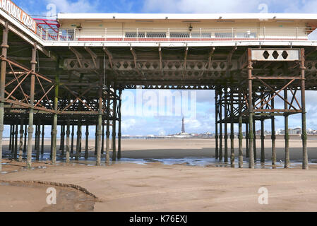 Vue sur la jetée centrale et la tour sous South Pier, Blackpool, Lancashire, Royaume-Uni Banque D'Images