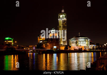 Nuit panorama de la Maison de la Musique de Moscou se reflète dans la rivière de Moscou, sans personnes, Kosmodamianskaya Embankment, Moscou, Russie. Banque D'Images