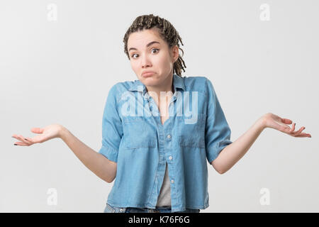 Portrait of caucasian girl with braids ayant douteux et indécis face à l'expression. Banque D'Images