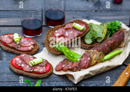 Saucisse fumée fait maison avec du pain de seigle et du vin Banque D'Images