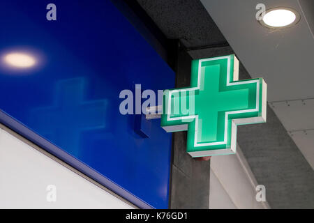 Pharmacie signalisation à l'extérieur d'un magasin de chaussures dans le centre de Frenchgate à Doncaster, Yorkshire, Angleterre, Royaume-Uni Banque D'Images