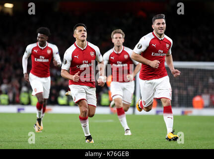 L'arsenal Alexis Sanchez (deuxième à gauche) célèbre marquant son but premier du côté du jeu lors de l'Europa League à l'Emirates stadium, Londres. Banque D'Images