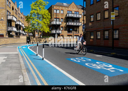 Cyclistes sur cycle SuperHighway 3, Cycleway 3 à Limehouse, Londres Angleterre Royaume-Uni Banque D'Images