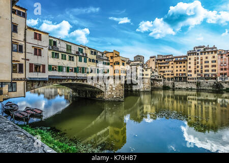 Trois bateaux amarrés sous le Ponte Vecchio dans la ville toscane de Florence Italie Banque D'Images