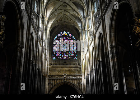 Grand vitrail rosace dans le chef-d'œuvre gothique, la cathédrale Saint-Guy de Prague, en République Tchèque Banque D'Images