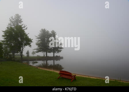 Brouillard matinal au parc sur osborne point sur le lac Pleasant dans les Adirondacks, spéculateur, New York. Banque D'Images