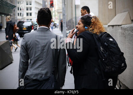 NEW YORK, NY, USA - Juin 2016 - une femme non identifiée de crier au partenaire dans le quartier financier. Il a l'air de l'ignorer. Banque D'Images